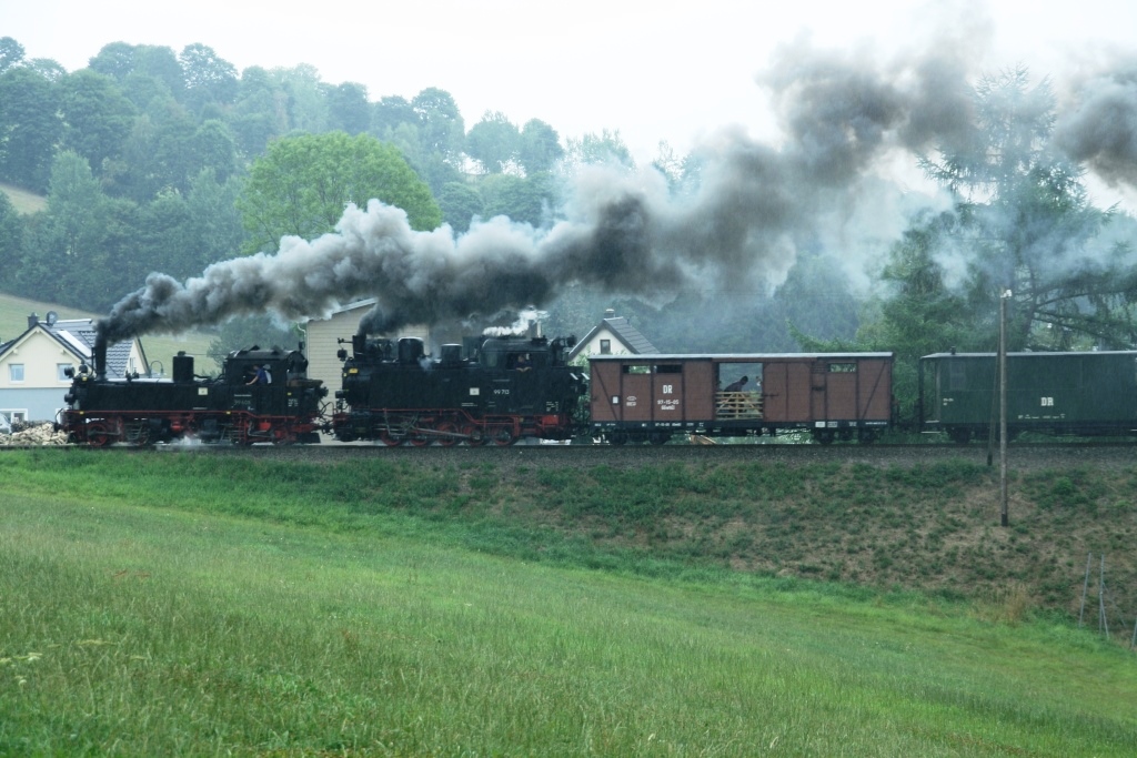220813 126 Cranzahl Nhe SDG W IVK 99 1608 1 und SDG L VK 99 713 vor P 1021 P 1025 von Cranzahl nach Oberwiesentha