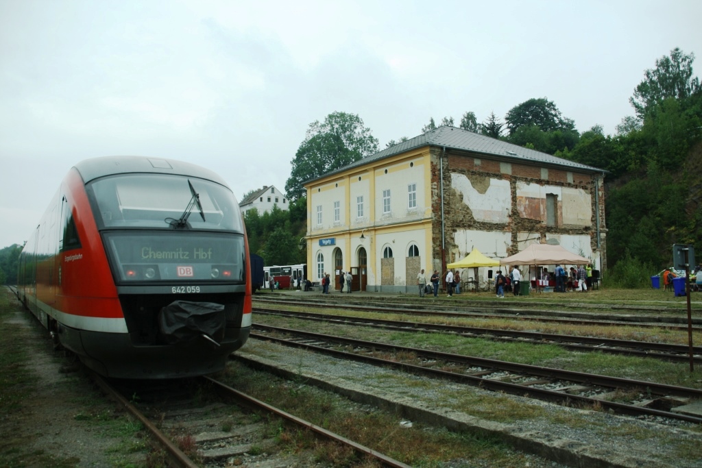 220813 237 Vejprty Bf DB 642 059 am Bahnsteig und CZ Empfangsgebude