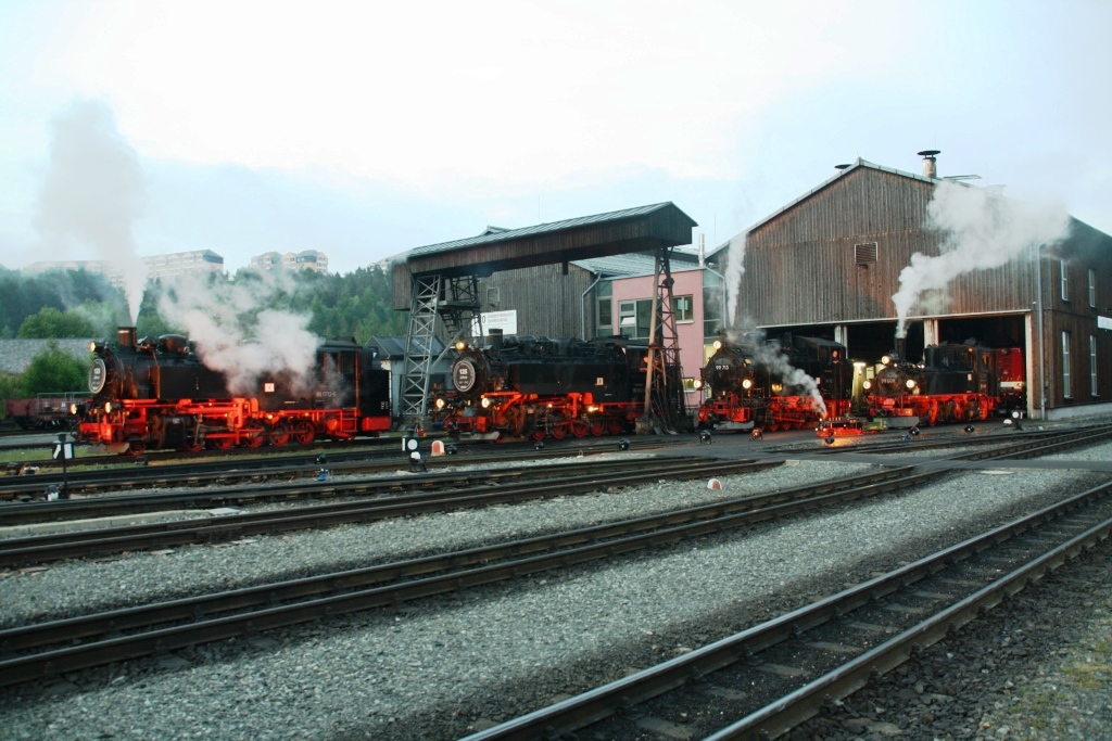 220813 364 Oberwiesenthal Bw Lokparade SDG F VIIK 99 1772 5 VIIK 99 1741 0 Modell VIIK 99 785 SDG L VIK 99 713 SDG W IVK 99 1608 vor Lokschuppen