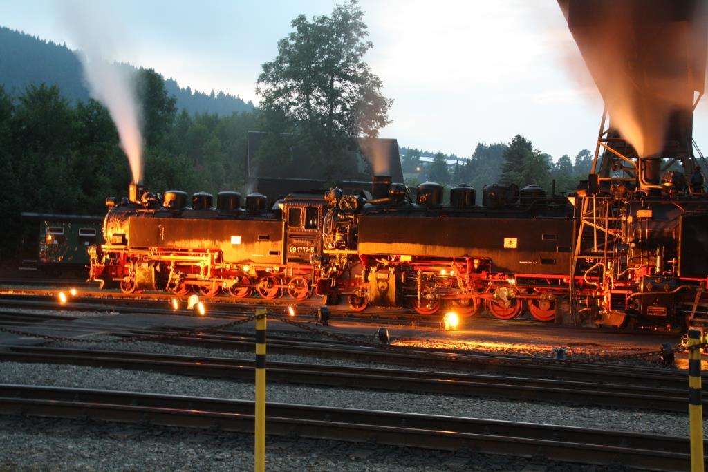 220813 368 Oberwiesenthal Bw Lokparade SDG F VIIK 99 1772 5 VIIK 99 1741 0 vor Lokschuppen