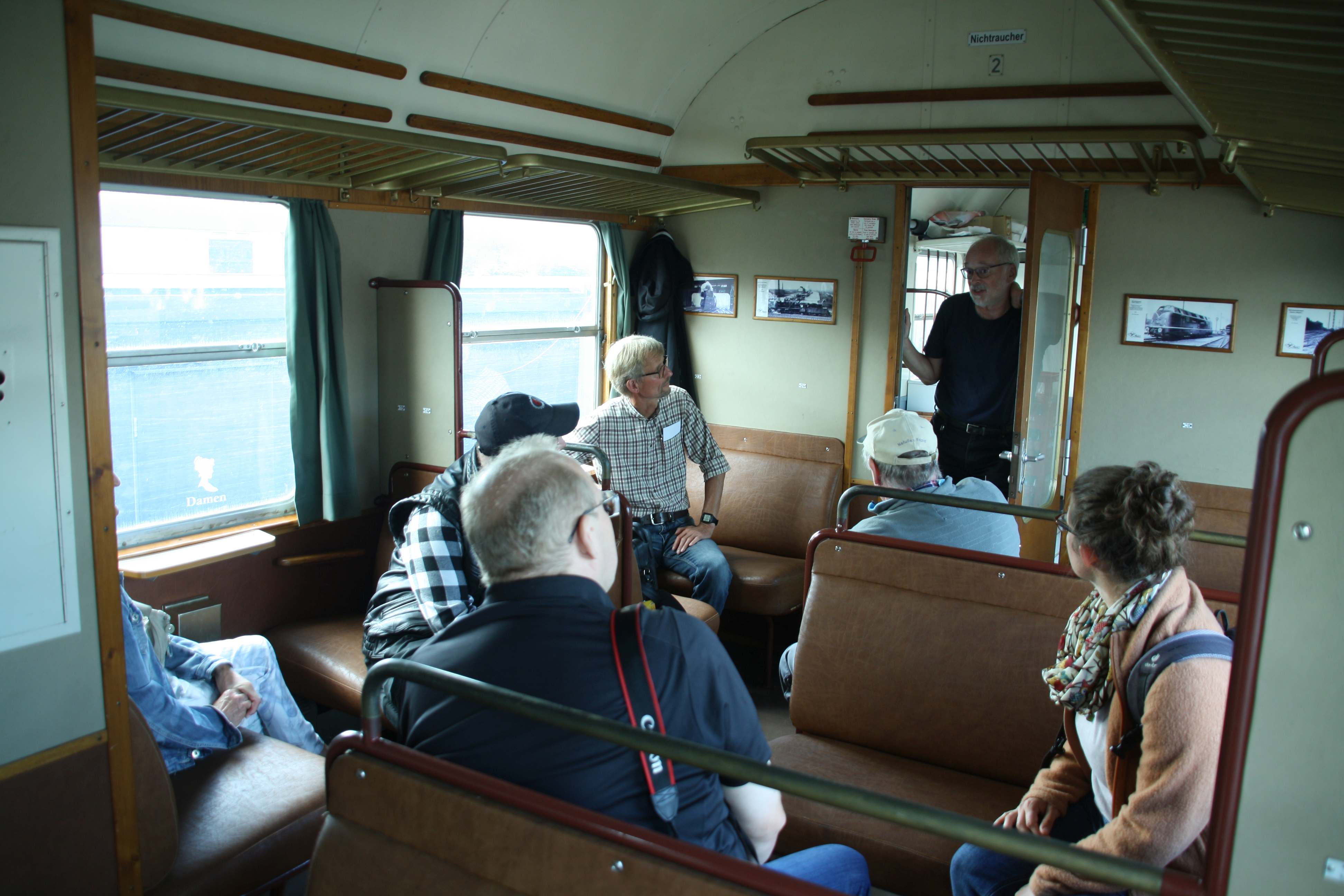 230930 002 Hamm Sd Bw MEH Frank Strumberg erklrt den EfW Kollegen den 3yg Wagen komp