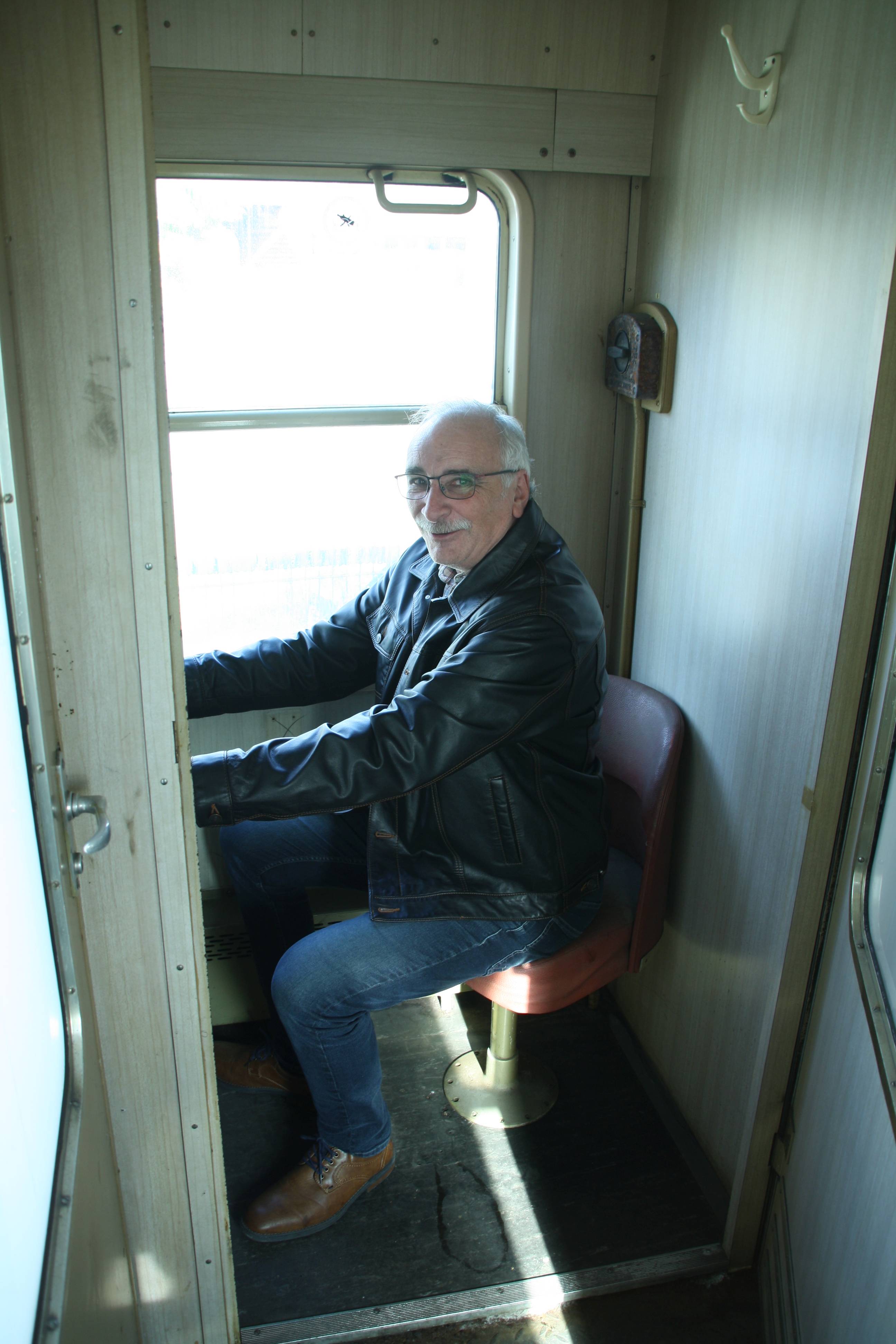 230930 007 Hamm Sd Bw MEH Klaus auf ehem Fhressitz im Steuerwagen komp