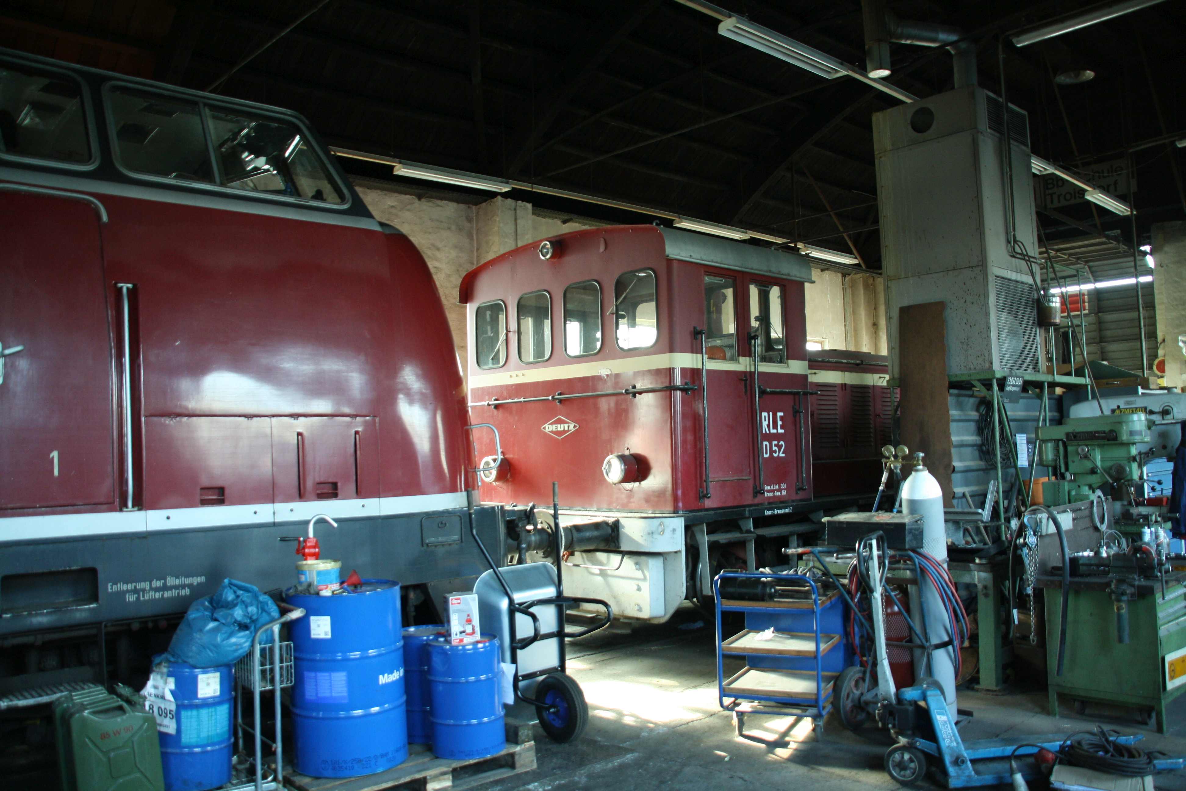 230930 023 Hamm Sd Bw MEH V 200 033 und Lok RLE D52 im Lokschuppen komp