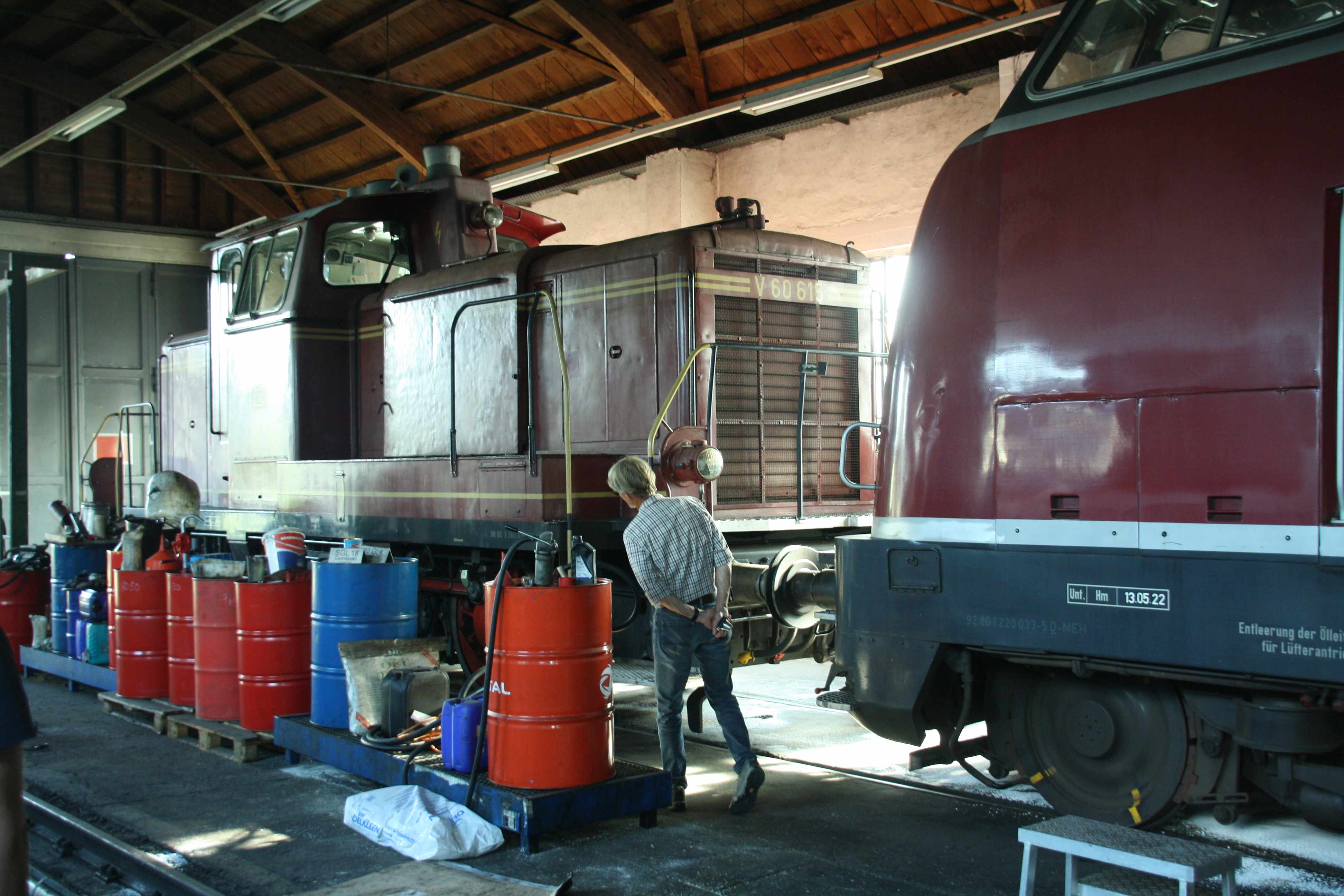 230930 024 Hamm Sd Bw MEH V 60 615 und V 200 033 im Lokschuppen komp