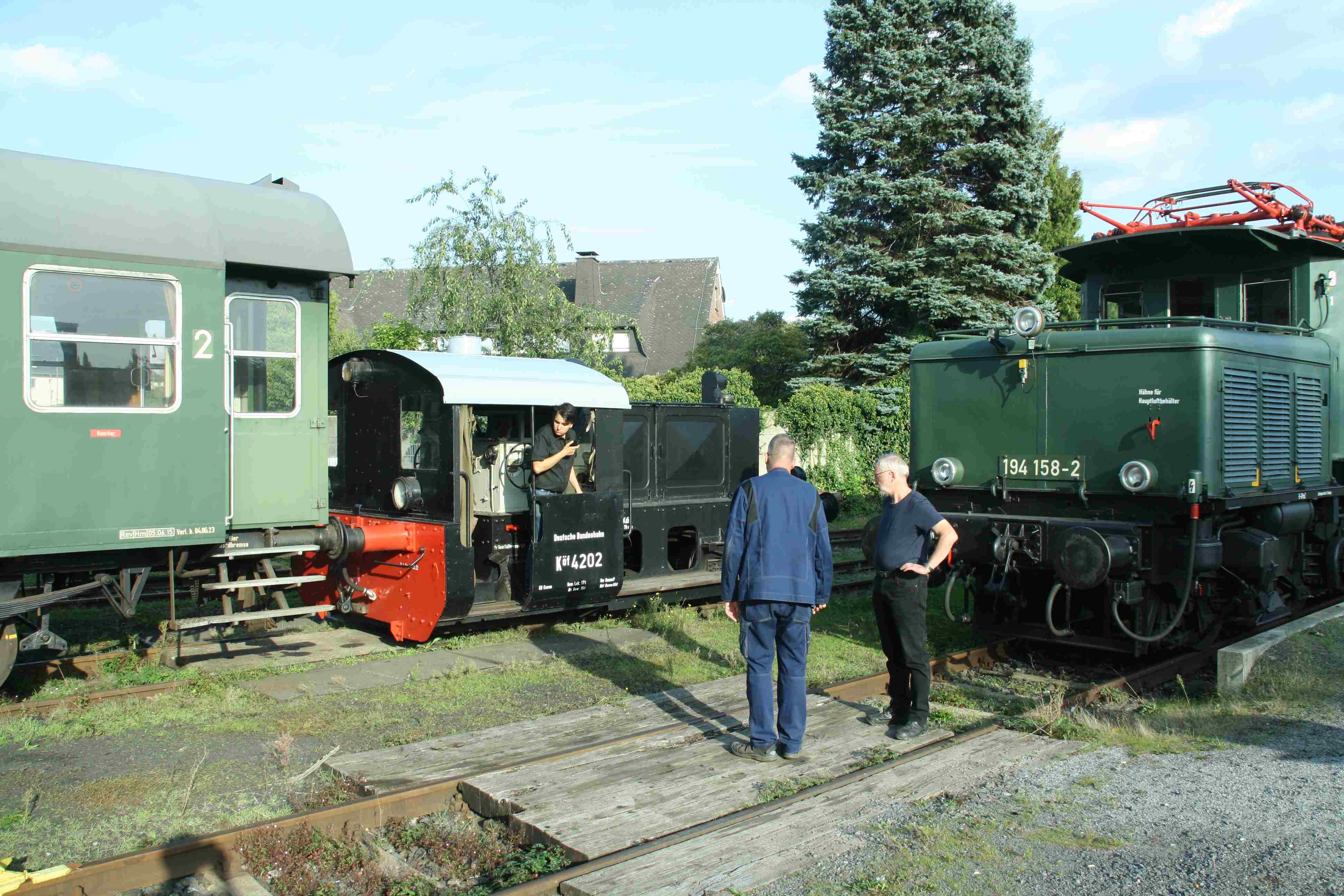 230930 037 Hamm Sd Bw MEH Kf 4202 rangiert 3yG in Lokschuppen rechts lugt E 194 158 7 hervor komp