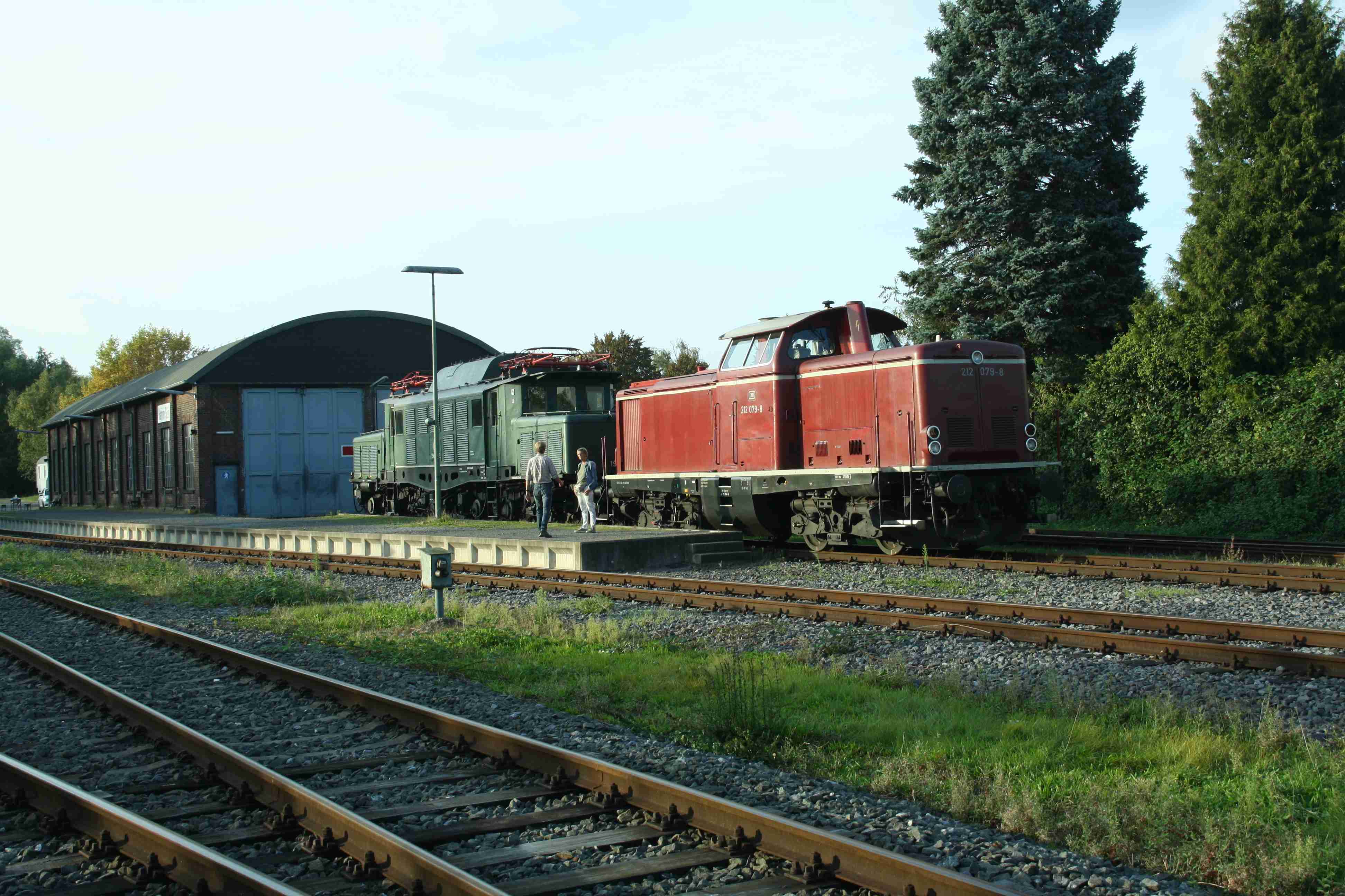 230930 060 Hamm Sd Bw MEH E 194 158 7 und 212 079 8 abgestellt vorm Lokschuppen komp