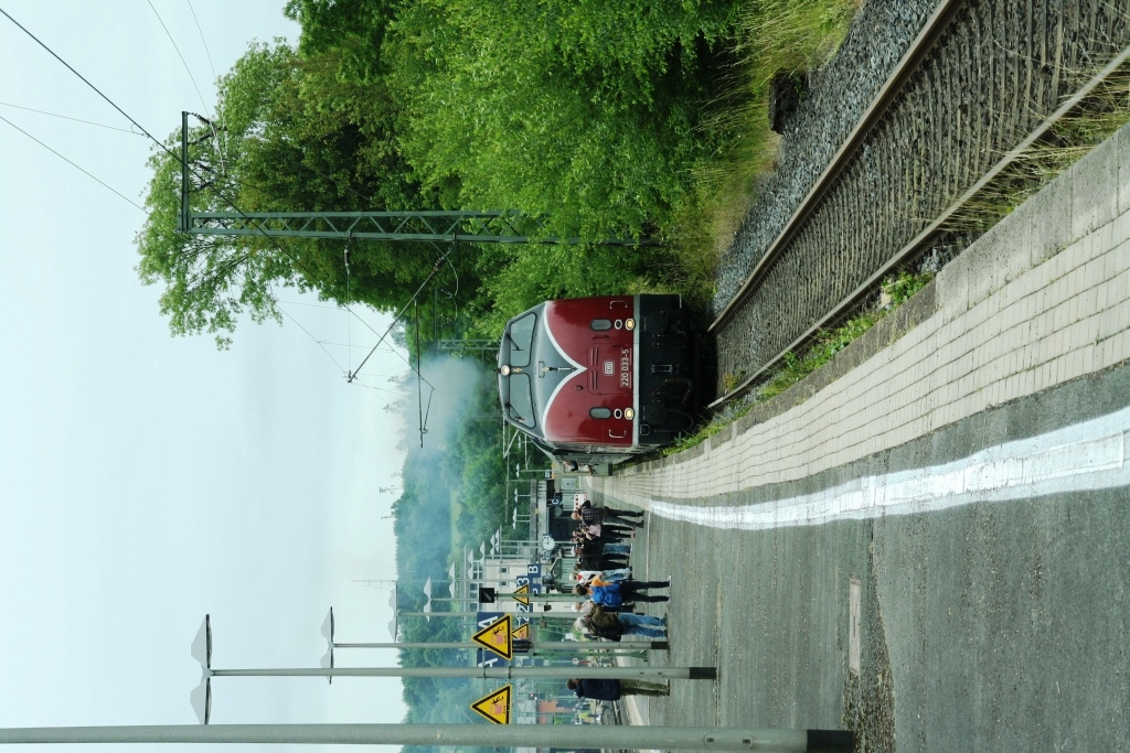 230701 111 Altenbeken Bf MEH 220 033 5 DPE89780 Altenbeken nach Paderborn bei Ausfahrt