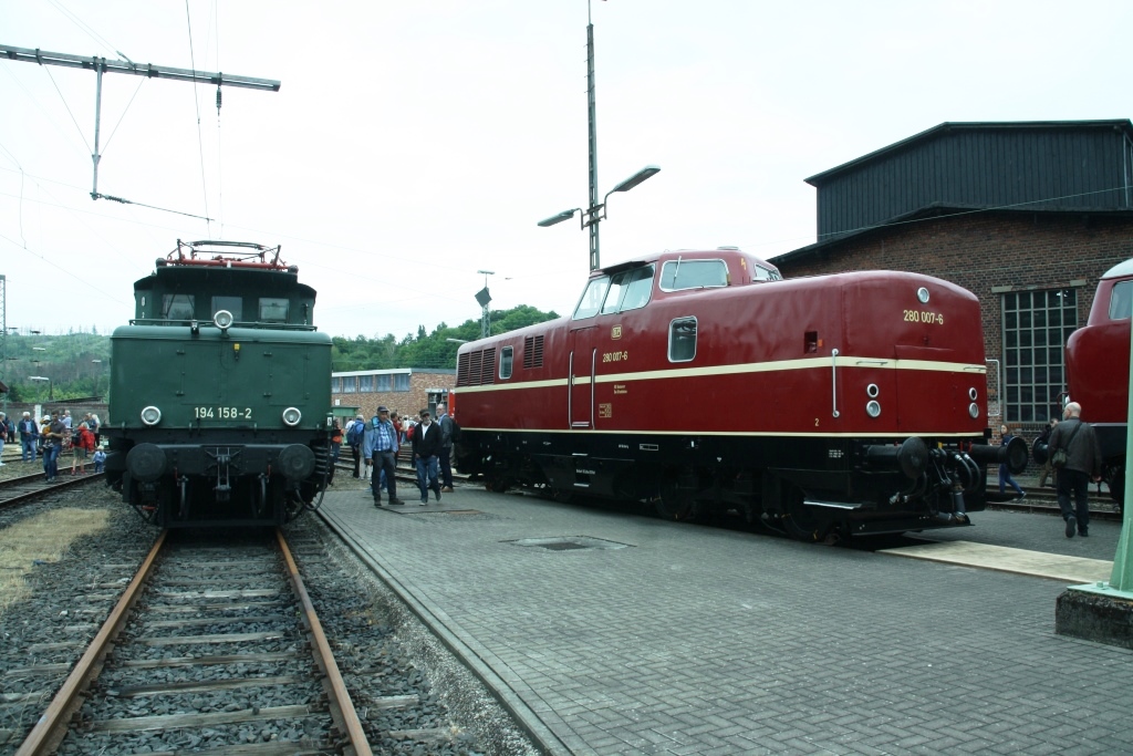 230701 142 Altenbeken Bw MEH 194 158 2 und DP 280 007 6 ausgestellt