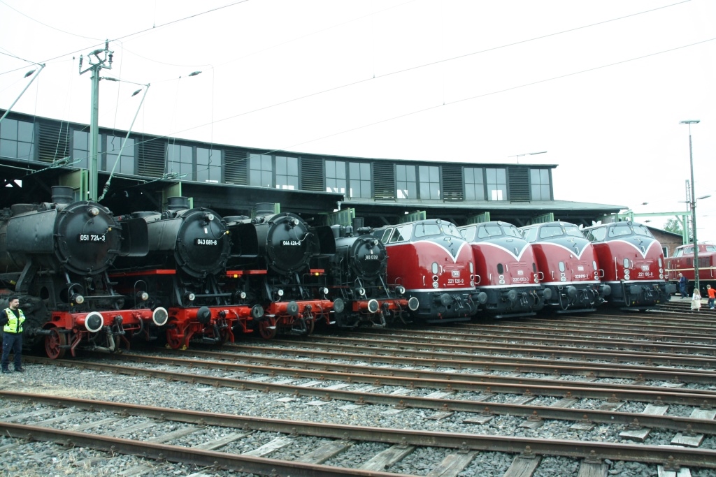 230701 160 Altenbeken Bw DP 051 724 3 DP 043 681 6 DP 044 424 0 MEH 80 039 DP 221 120 9 DP 220 053 3 DP 220 015 2 DP 221 106 8 Lokparade vor Lokschuppen