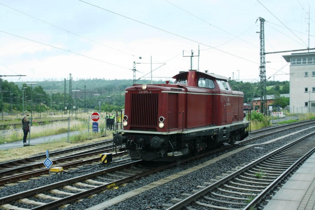 230701 183 Altenbeken Bf MEH 212 079 8 setzt um an Zug DPE80264